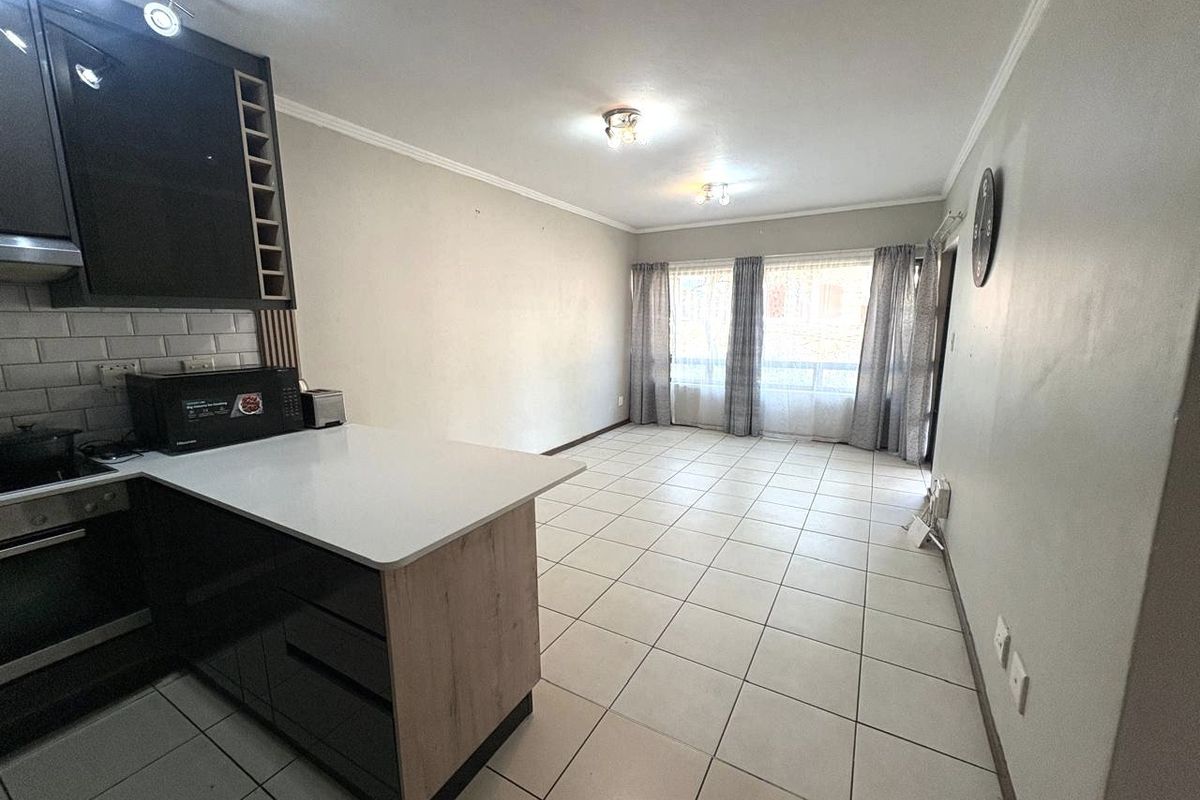 Stylish 2-Bedroom 1-Bathroom Apartment for Sale in Jackal Creek Golf Estate - Photo 3