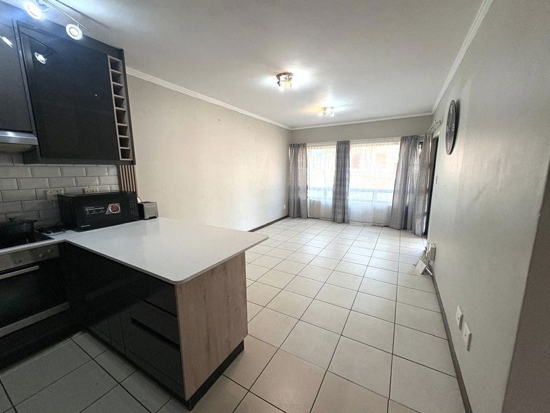 Stylish 2-Bedroom 1-Bathroom Apartment for Sale in Jackal Creek Golf Estate - Photo 3