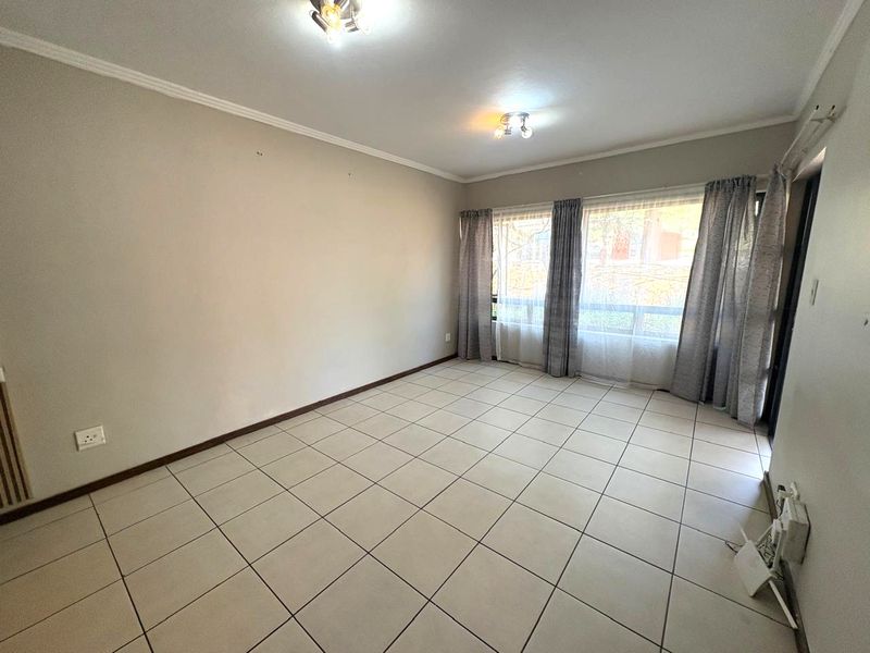 Stylish 2-Bedroom 1-Bathroom Apartment for Sale in Jackal Creek Golf Estate - Photo 10