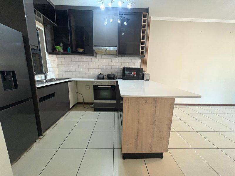 Stylish 2-Bedroom 1-Bathroom Apartment for Sale in Jackal Creek Golf Estate - Photo 4