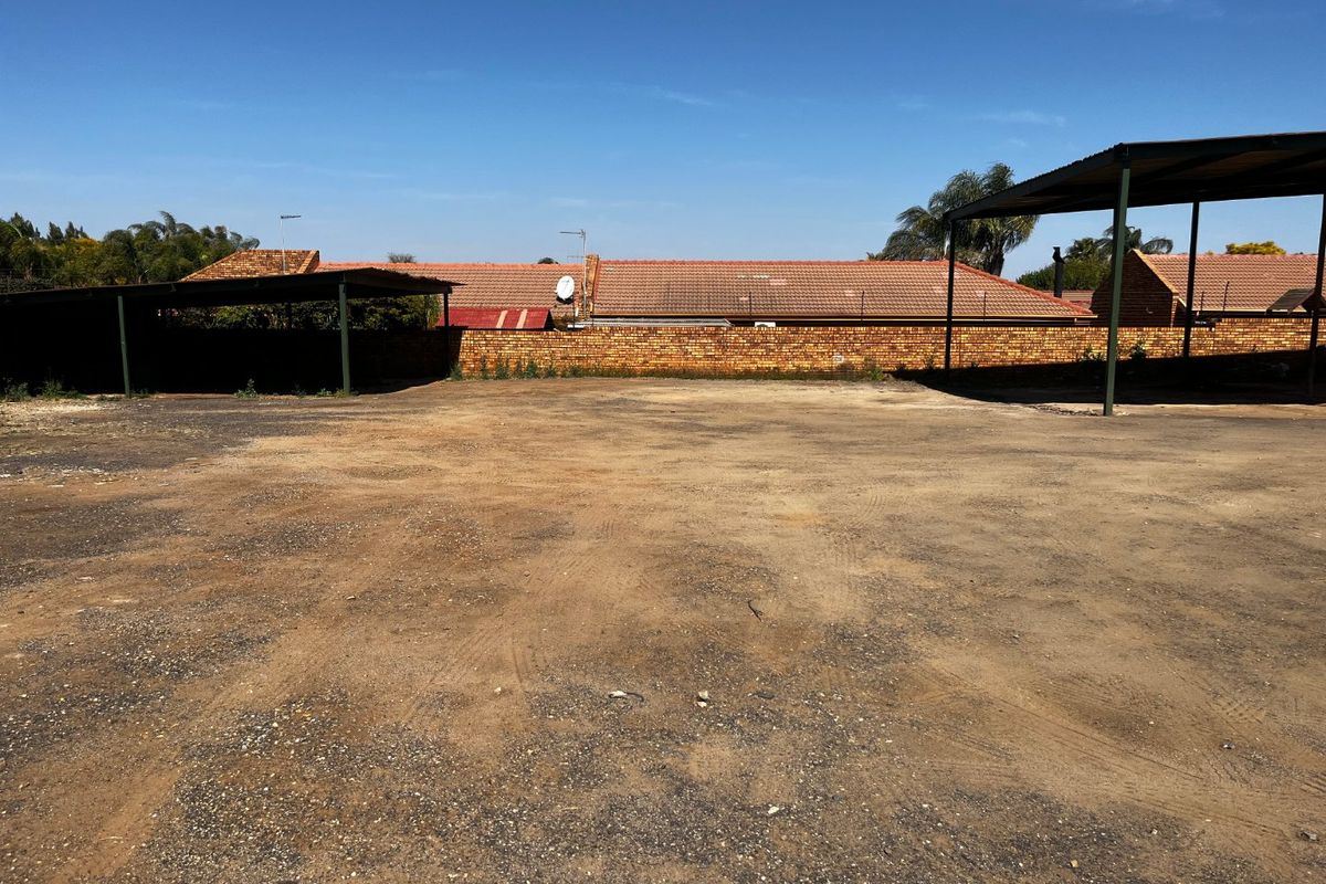 Spacious 950m2 Commercial Property with Canopies  Melodie - Photo 3