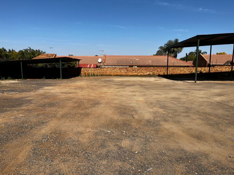 Spacious 950m2 Commercial Property with Canopies  Melodie - Photo 3