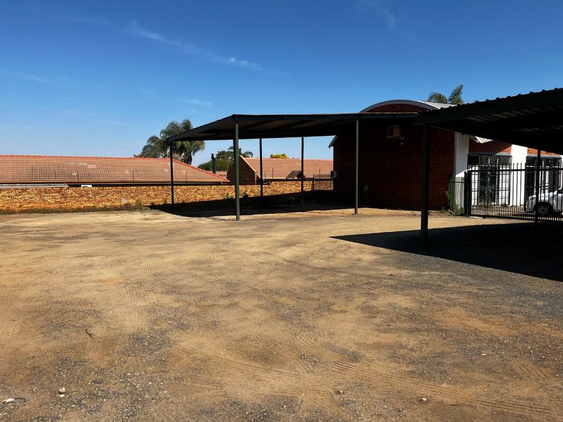 Spacious 950m2 Commercial Property with Canopies  Melodie - Photo 10