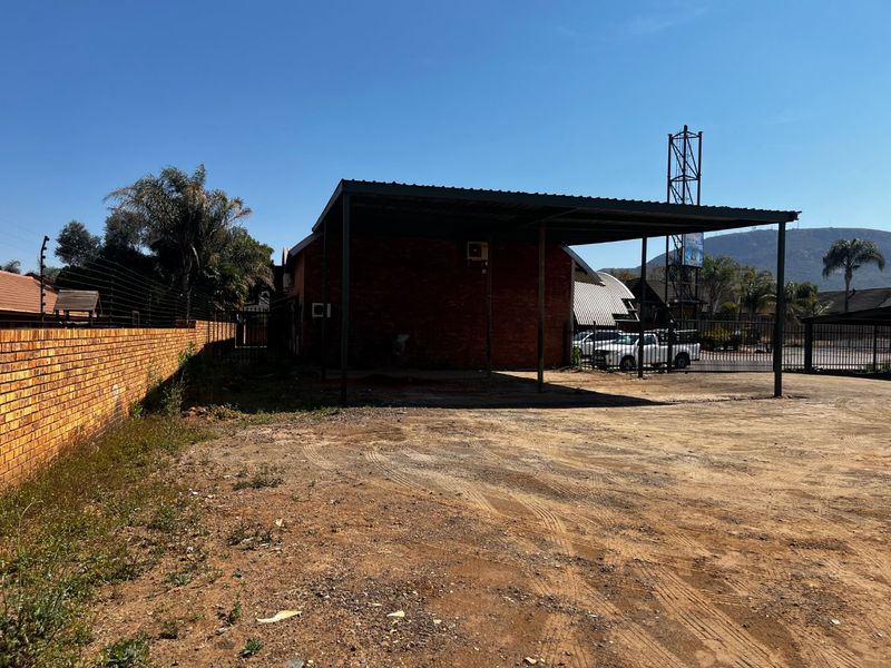 Spacious 950m2 Commercial Property with Canopies  Melodie - Photo 8