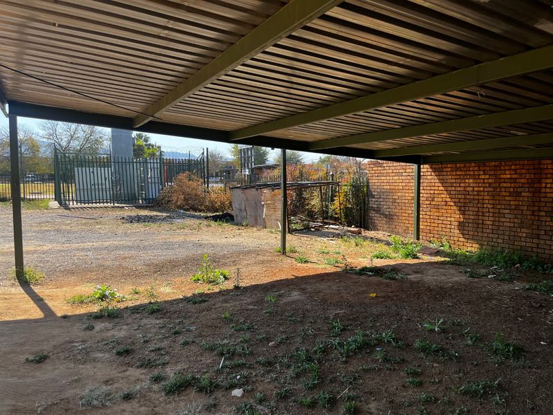 Spacious 950m2 Commercial Property with Canopies  Melodie - Photo 7