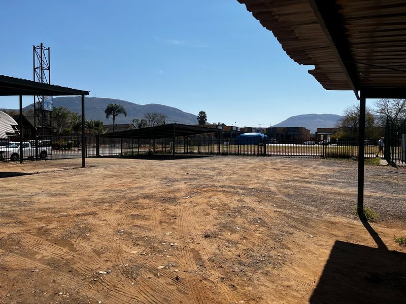 Spacious 950m2 Commercial Property with Canopies  Melodie - Photo 6