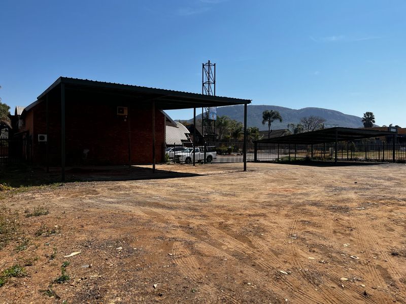 Spacious 950m2 Commercial Property with Canopies  Melodie - Photo 5