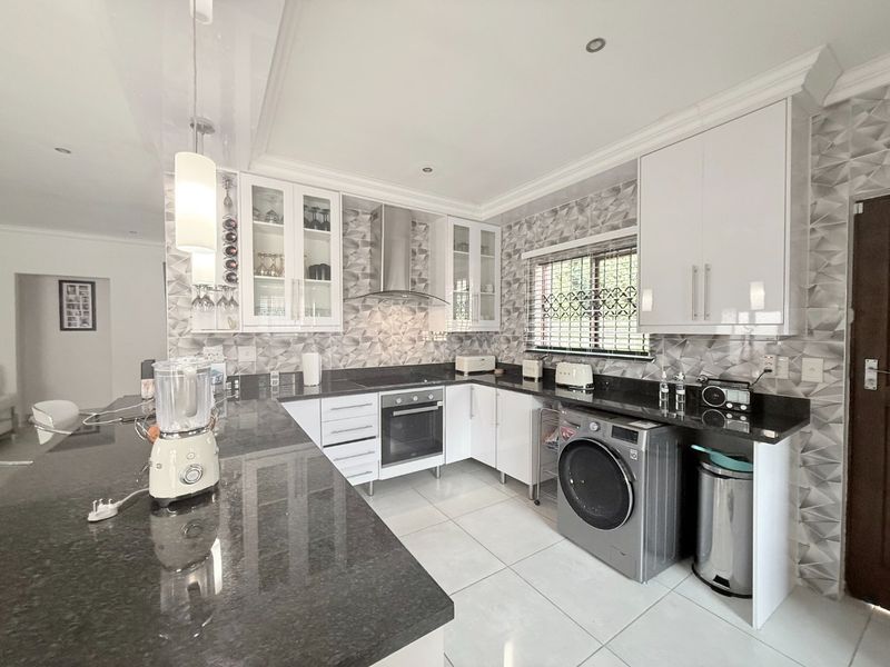 Immaculate 3 Bedroom 2 Baths home. - Photo 3