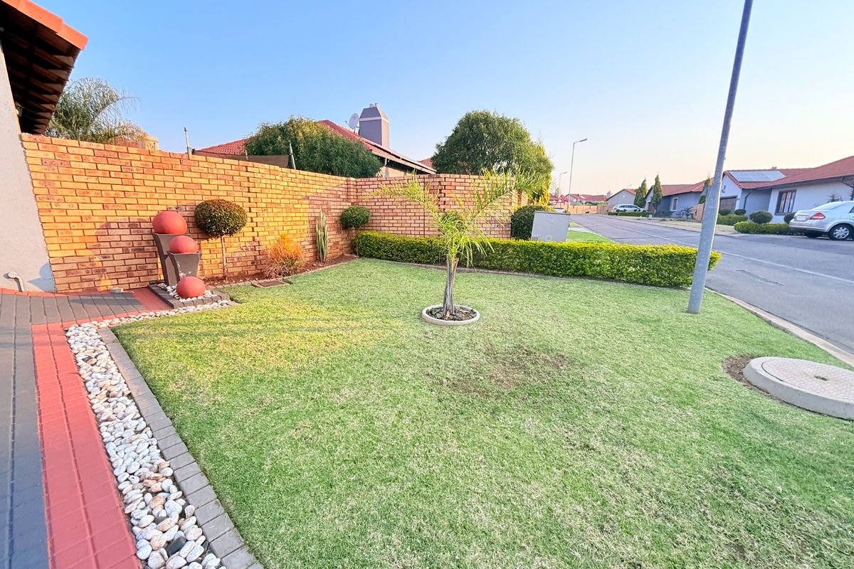 Immaculate 3 Bedroom 2 Baths home. - Photo 2
