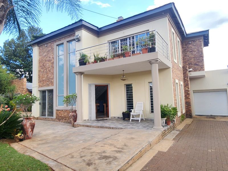 Spacious & Modern Family Home for Sale in Erasmia - Photo 2