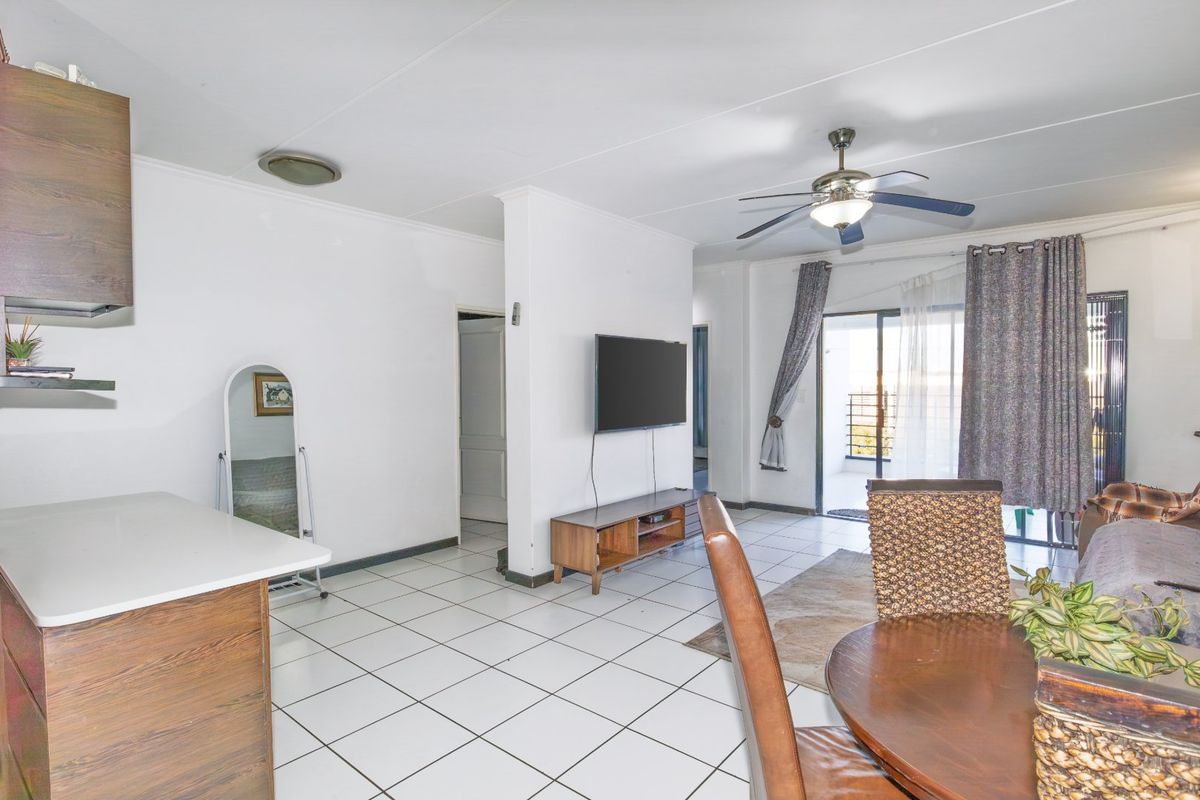 Stylish 3 Bedroom Unit With A Spacious Balcony  - Photo 4