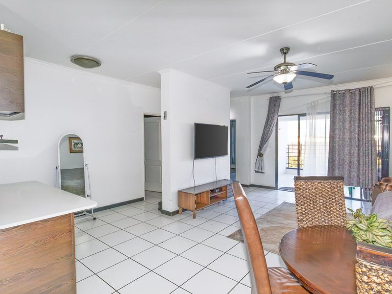 Stylish 3 Bedroom Unit With A Spacious Balcony  - Photo 4