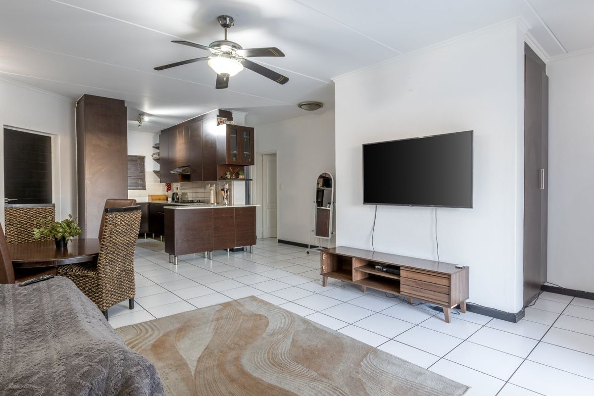 Stylish 3 Bedroom Unit With A Spacious Balcony  - Photo 5