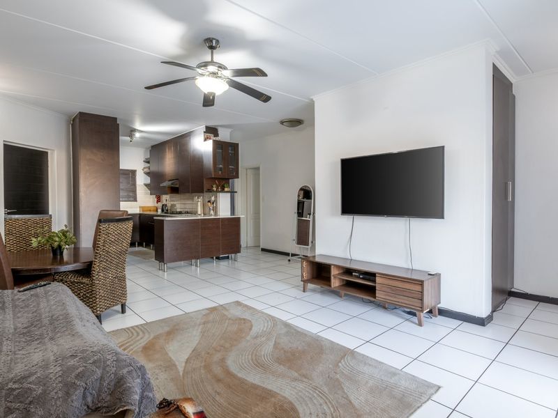 Stylish 3 Bedroom Unit With A Spacious Balcony  - Photo 5