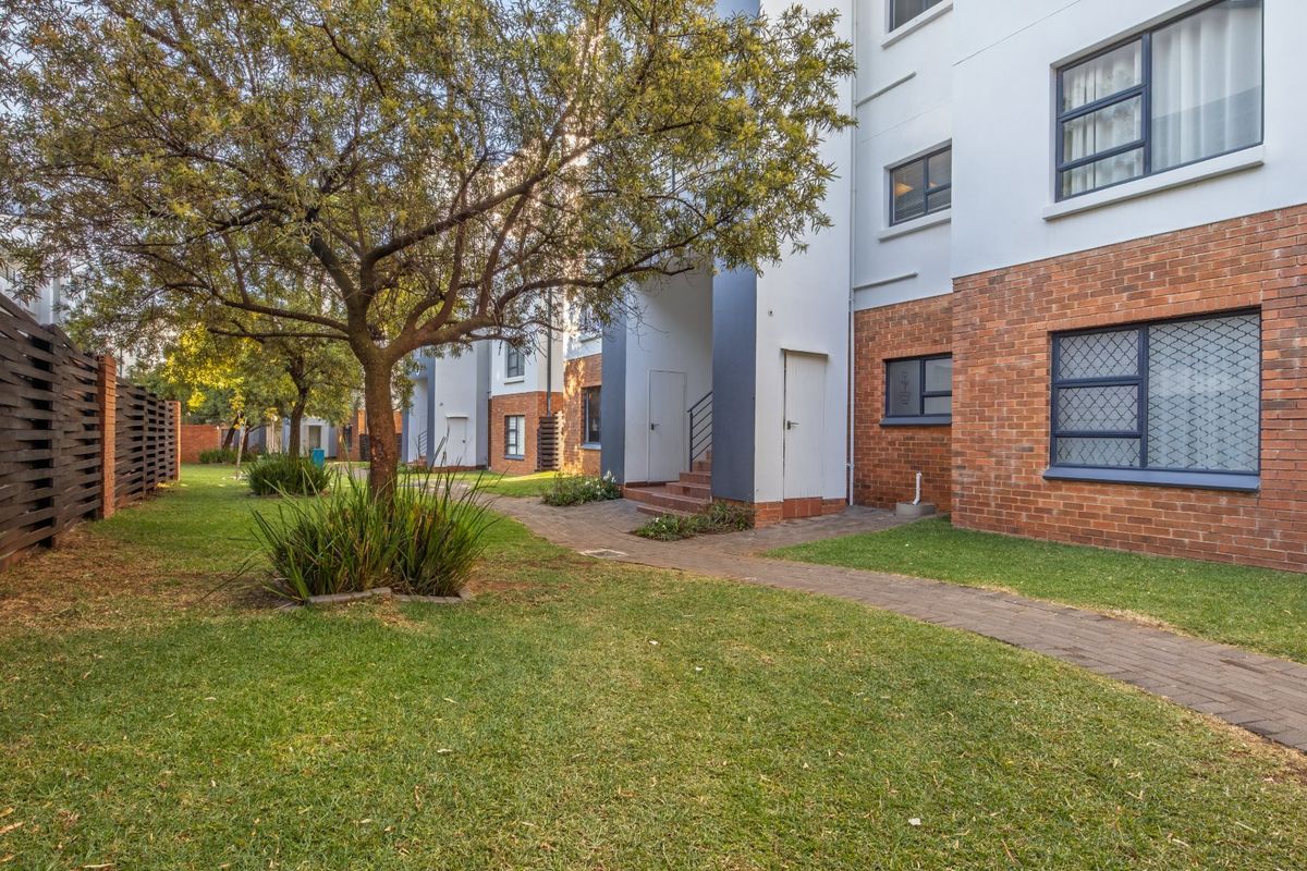 Stylish 3 Bedroom Unit With A Spacious Balcony  - Photo 3