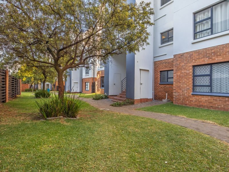 Stylish 3 Bedroom Unit With A Spacious Balcony  - Photo 3