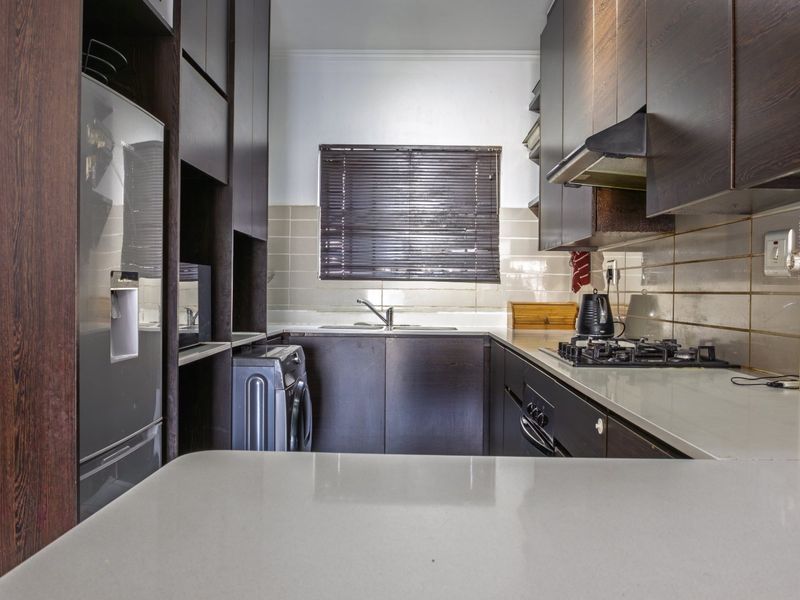 Stylish 3 Bedroom Unit With A Spacious Balcony  - Photo 10