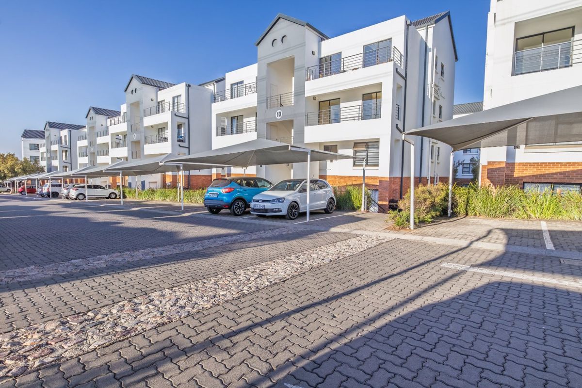 Stylish 3 Bedroom Unit With A Spacious Balcony  - Photo 2