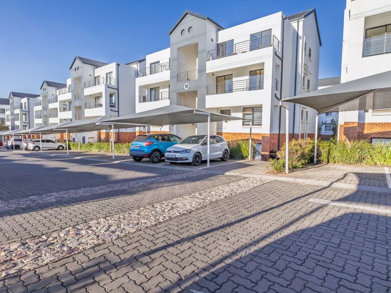 Stylish 3 Bedroom Unit With A Spacious Balcony  - Photo 2