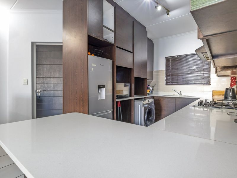 Stylish 3 Bedroom Unit With A Spacious Balcony  - Photo 9