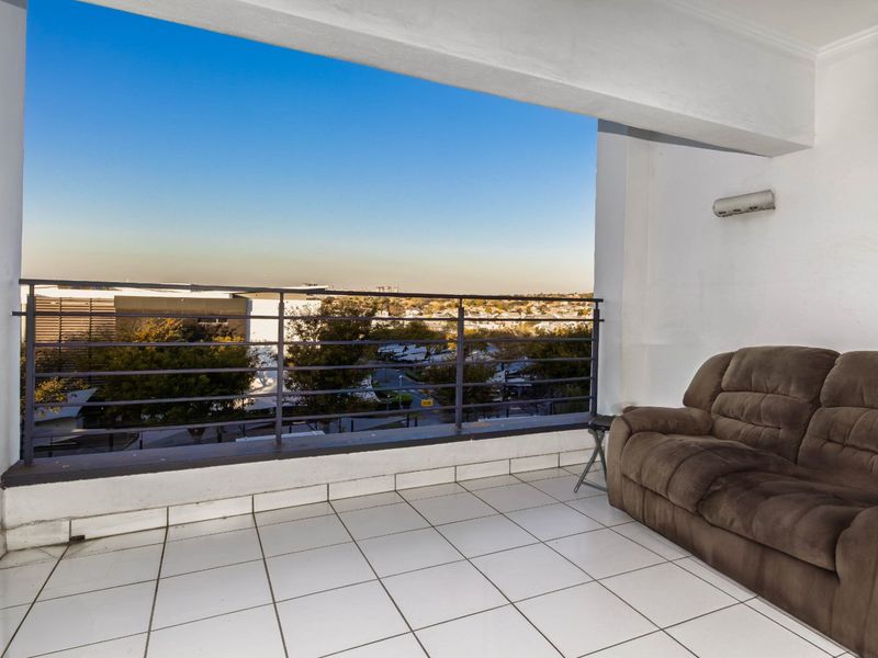 Stylish 3 Bedroom Unit With A Spacious Balcony  - Photo 8