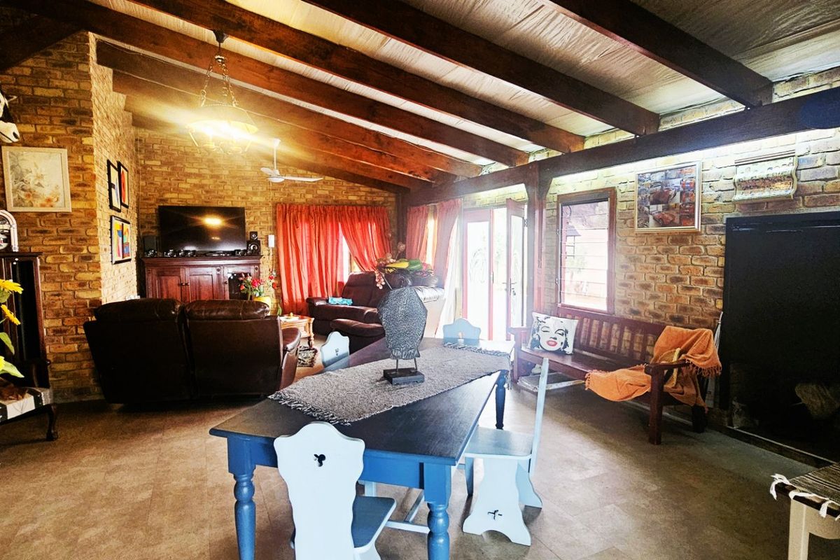 Lovely 5-Bedroom Family Home with Dam Views  - Photo 4