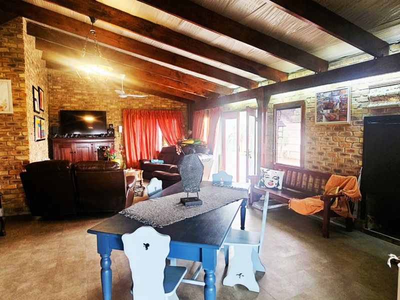 Lovely 5-Bedroom Family Home with Dam Views  - Photo 4