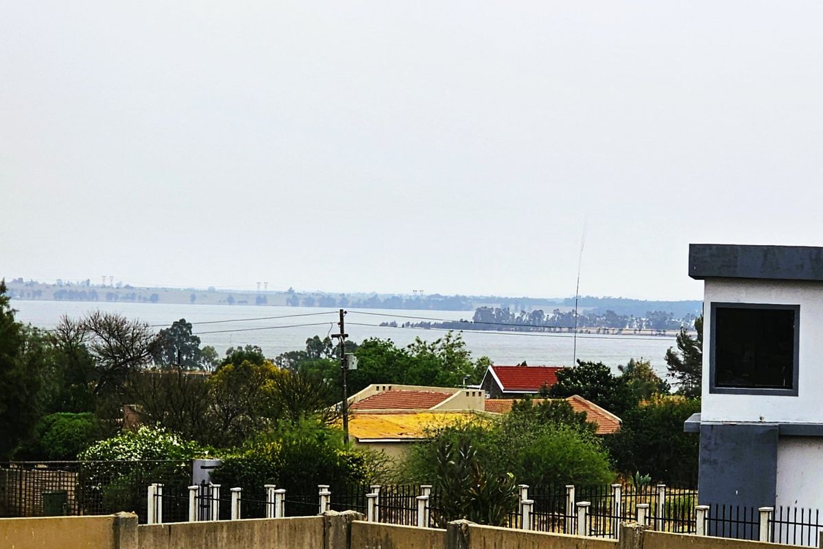 Lovely 5-Bedroom Family Home with Dam Views  - Photo 3
