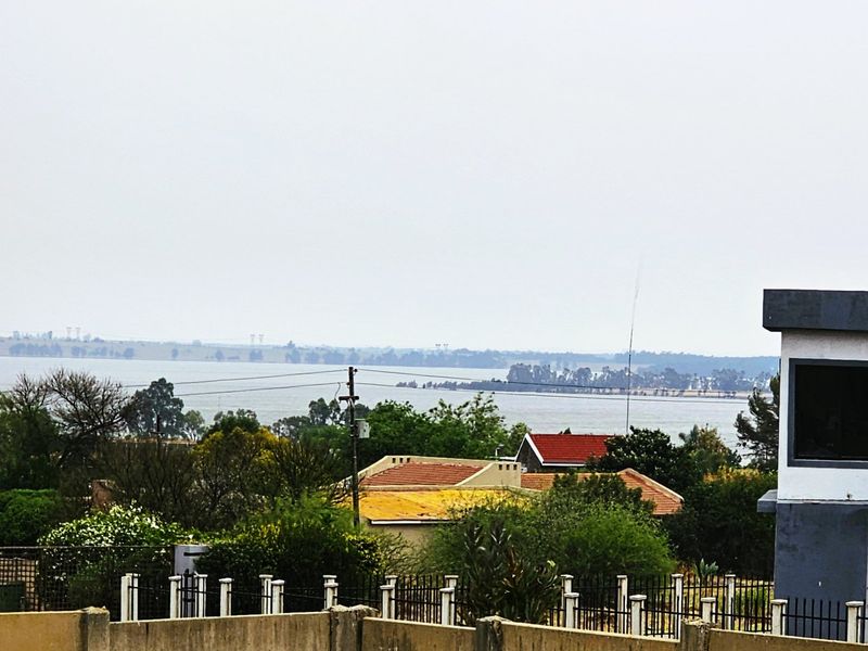 Lovely 5-Bedroom Family Home with Dam Views  - Photo 3