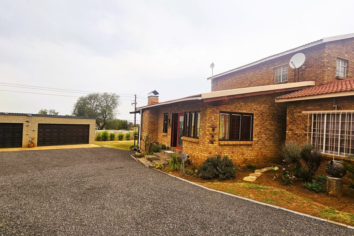 Lovely 5-Bedroom Family Home with Dam Views  - Photo 2