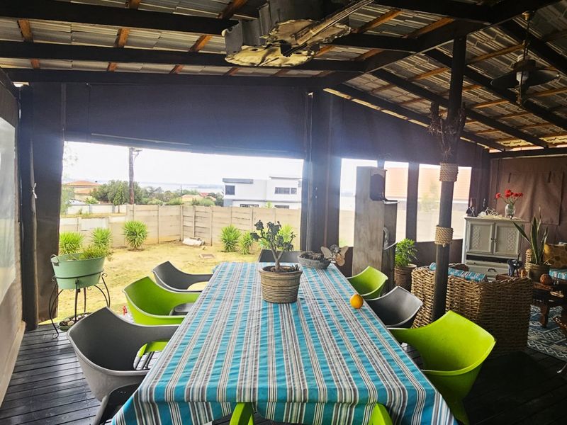 Lovely 5-Bedroom Family Home with Dam Views  - Photo 10