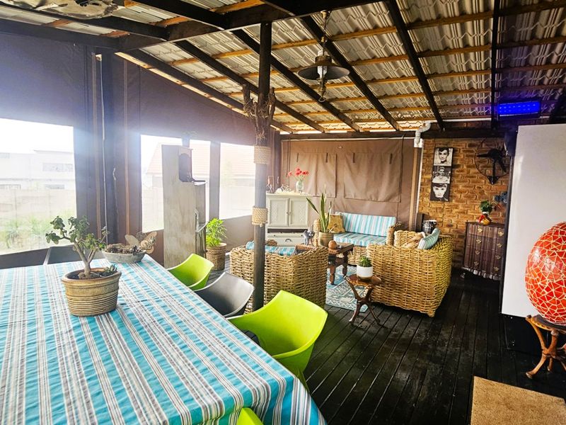 Lovely 5-Bedroom Family Home with Dam Views  - Photo 7