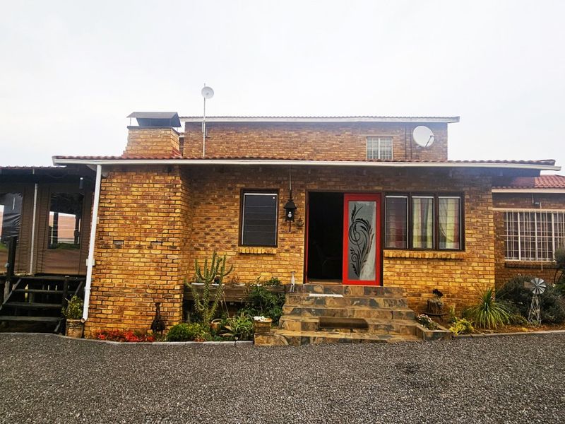 Lovely 5-Bedroom Family Home with Dam Views  - Photo 2