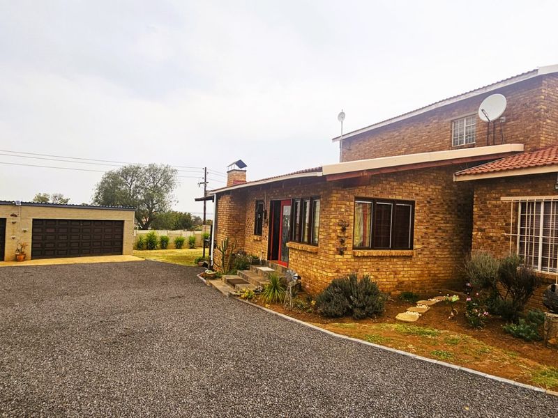 Lovely 5-Bedroom Family Home with Dam Views  - Photo 1