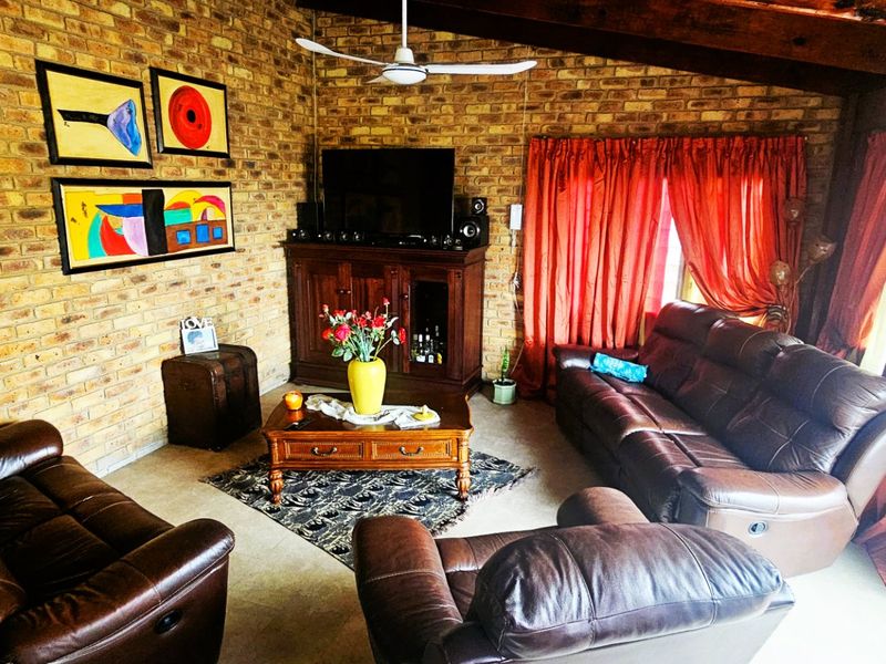 Lovely 5-Bedroom Family Home with Dam Views  - Photo 4