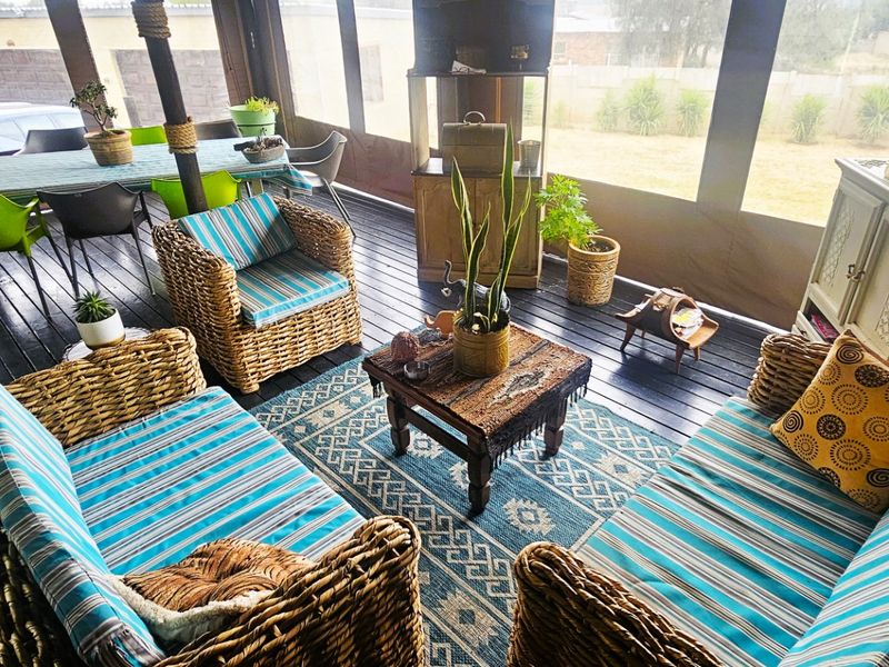 Lovely 5-Bedroom Family Home with Dam Views  - Photo 9
