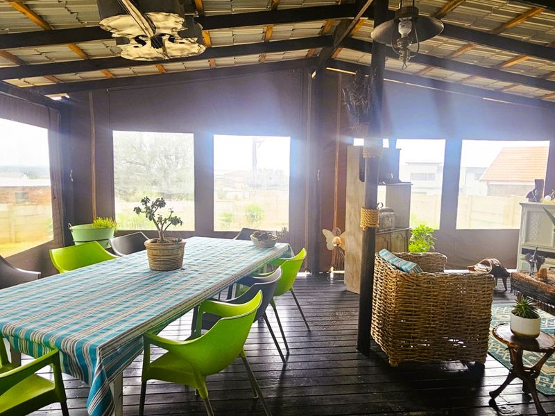 Lovely 5-Bedroom Family Home with Dam Views  - Photo 7