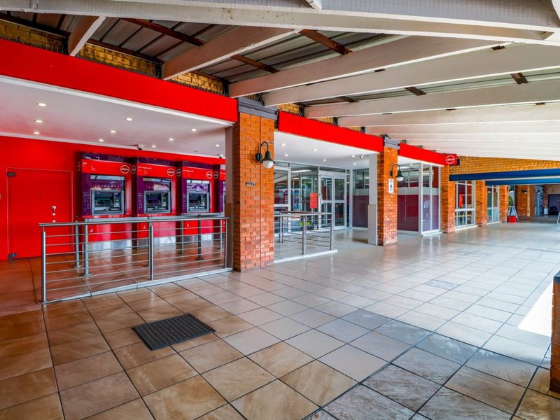 Anchor Retail shop (508 square meters) within Roxy's Village Walk Shopping Centre, Church Street, Bronkhorstspruit with easy access & excellent exposure! Lots of parking! - Photo 4