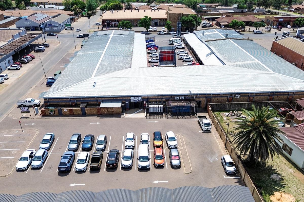 Anchor Retail shop (508 square meters) within Roxy's Village Walk Shopping Centre, Church Street, Bronkhorstspruit with easy access & excellent exposure! Lots of parking! - Photo 2