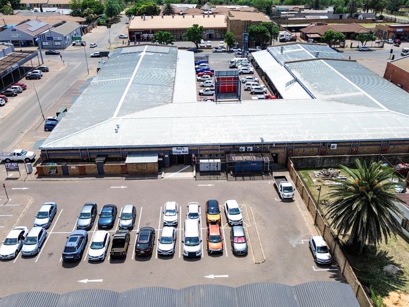 Anchor Retail shop (508 square meters) within Roxy's Village Walk Shopping Centre, Church Street, Bronkhorstspruit with easy access & excellent exposure! Lots of parking! - Photo 2