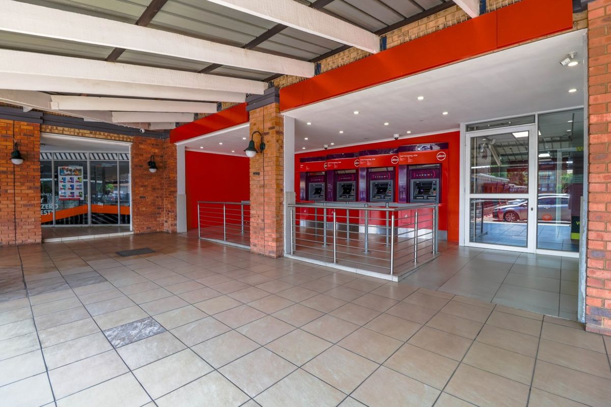 Anchor Retail shop (508 square meters) within Roxy's Village Walk Shopping Centre, Church Street, Bronkhorstspruit with easy access & excellent exposure! Lots of parking! - Photo 3