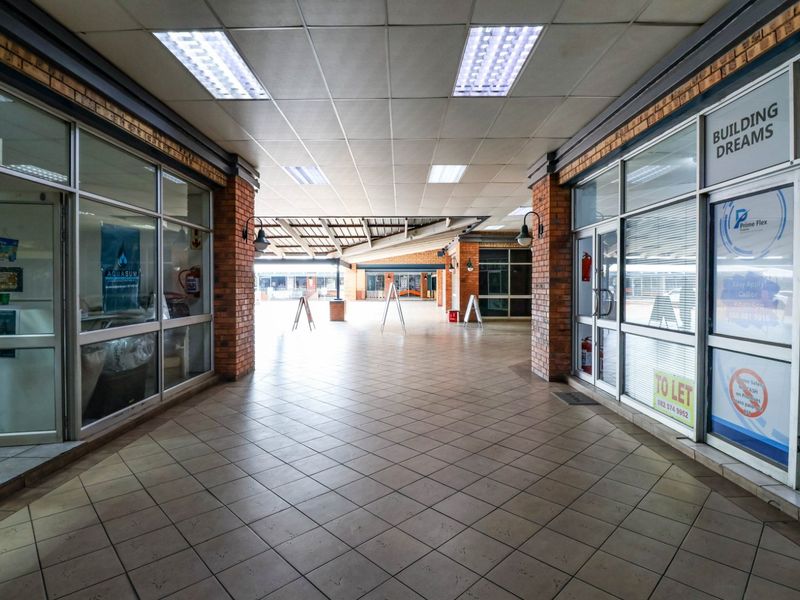Anchor Retail shop (508 square meters) within Roxy's Village Walk Shopping Centre, Church Street, Bronkhorstspruit with easy access & excellent exposure! Lots of parking! - Photo 10