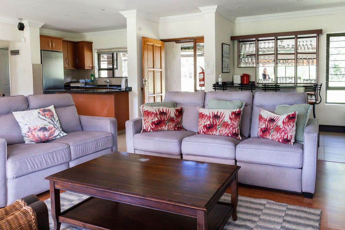 Smart Investment in Share Block – 3-Bed, 3-Bath Chalet in Fernwood’s Mountain Estate - Photo 3