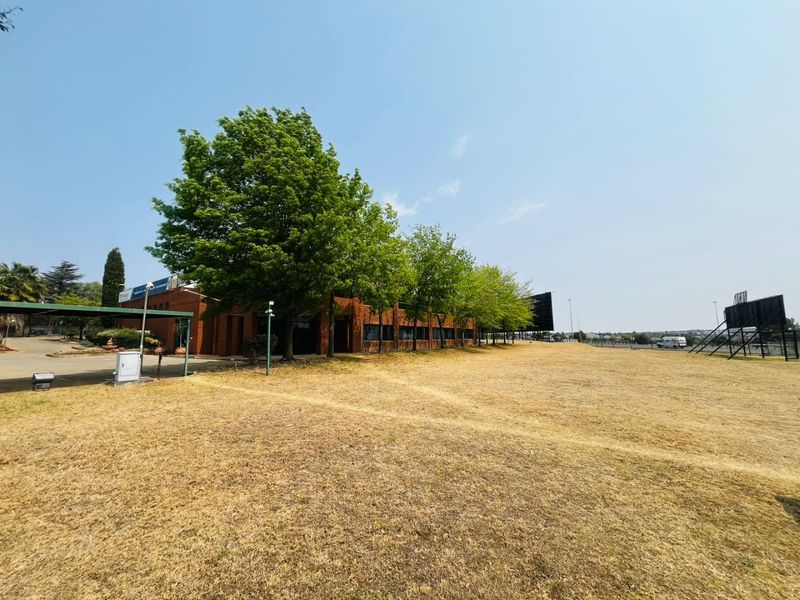 Attractive Office, Workshop & Yard Facing the N1 – Excellent Visibility & Development Potential - Photo 10