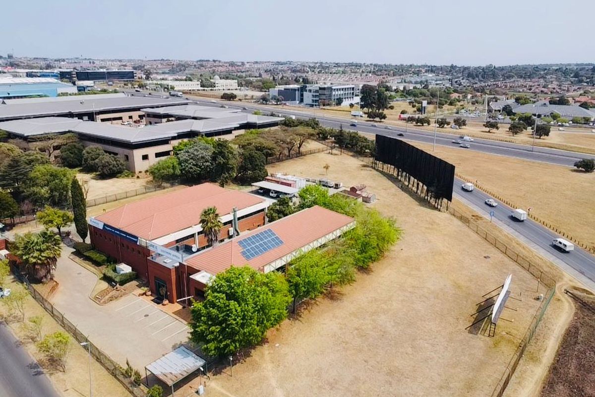 Attractive Office, Workshop & Yard Facing the N1 – Excellent Visibility & Development Potential - Photo 3