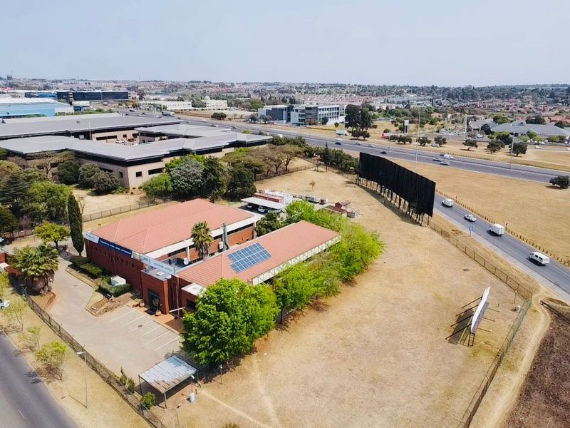 Attractive Office, Workshop & Yard Facing the N1 – Excellent Visibility & Development Potential - Photo 3