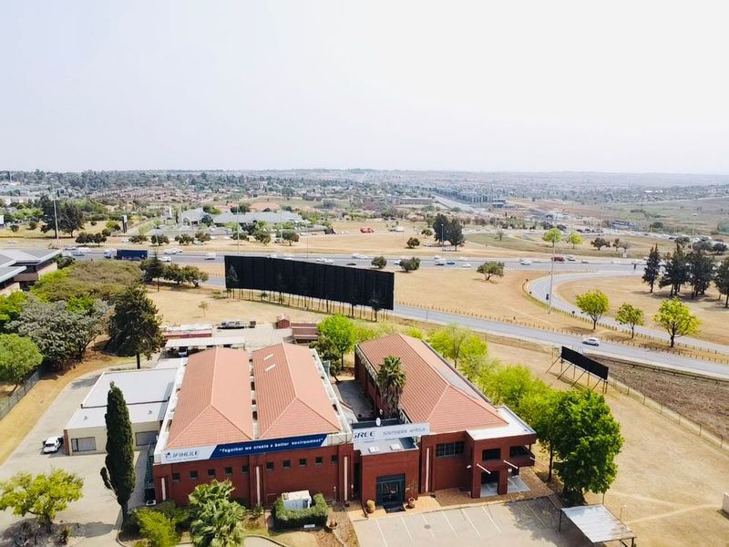 Attractive Office, Workshop & Yard Facing the N1 – Excellent Visibility & Development Potential - Photo 7