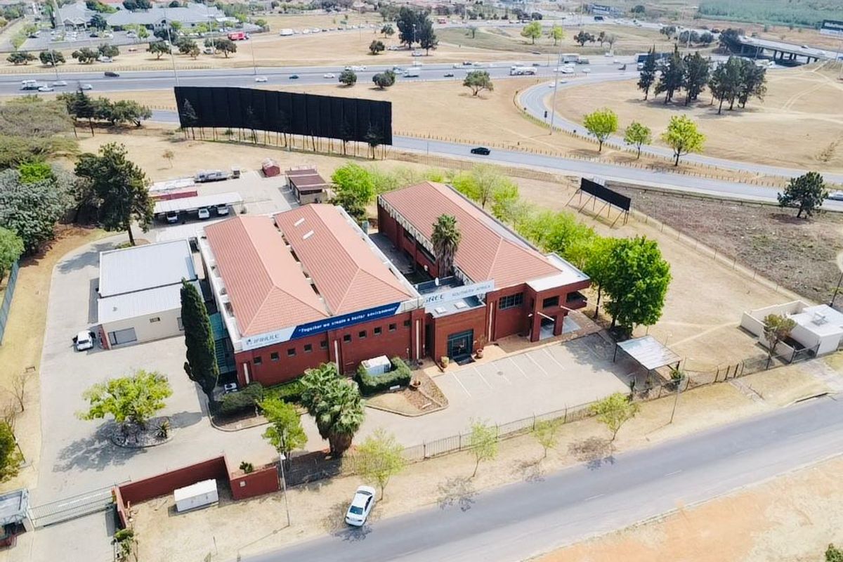 Attractive Office, Workshop & Yard Facing the N1 – Excellent Visibility & Development Potential - Photo 2