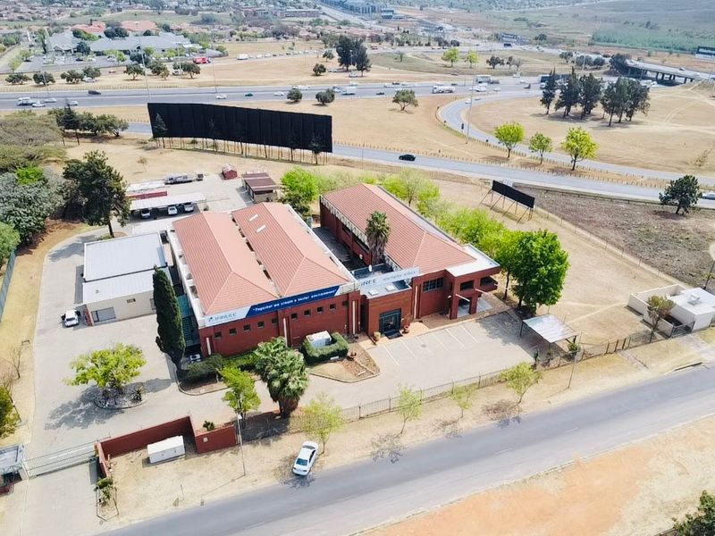 Attractive Office, Workshop & Yard Facing the N1 – Excellent Visibility & Development Potential - Photo 2