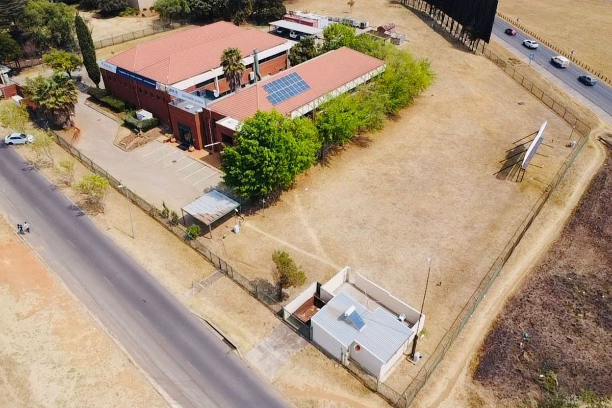 Attractive Office, Workshop & Yard Facing the N1 – Excellent Visibility & Development Potential - Photo 4